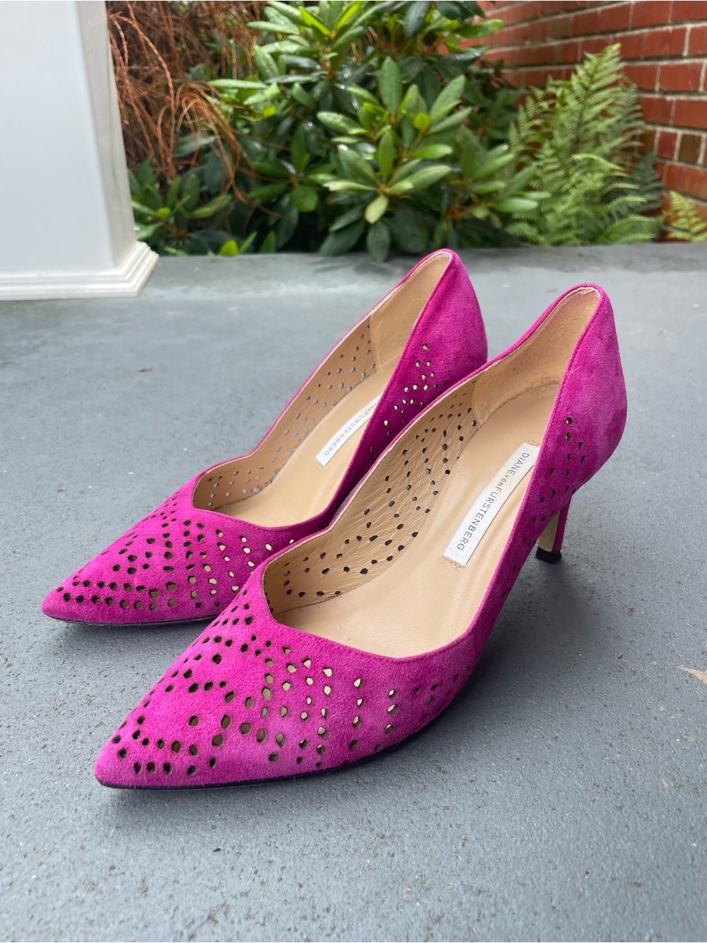 Diane von Furstenberg Holla Berry Pink Fuchsia Suede Pumps Shoes Laser Cut 6